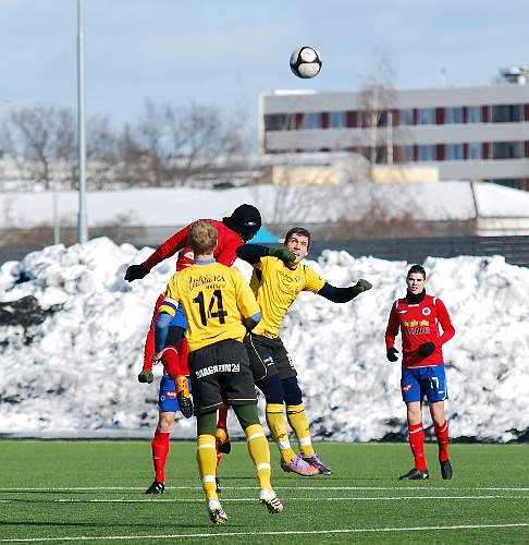 2011_0305_11.JPG - Dennis Jansson i nickduell på mittplan