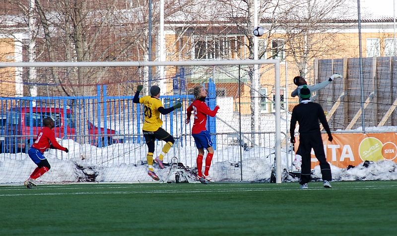 2011_0305_12.JPG - Ett inlägg som kommer mot Dennis Jansson men Karlslunds försvar reder ut situationen