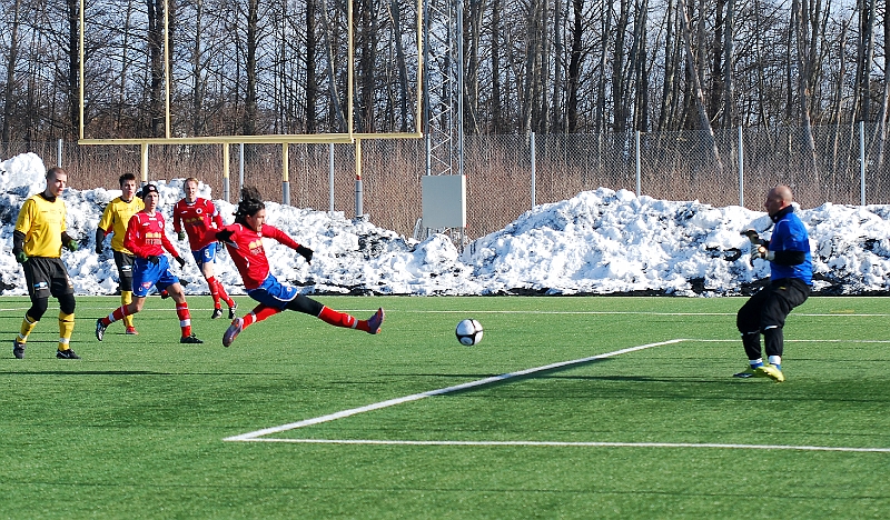 2011_0305_13.JPG - En farlig chans men Karlslundspelaren är avvinkad för offside