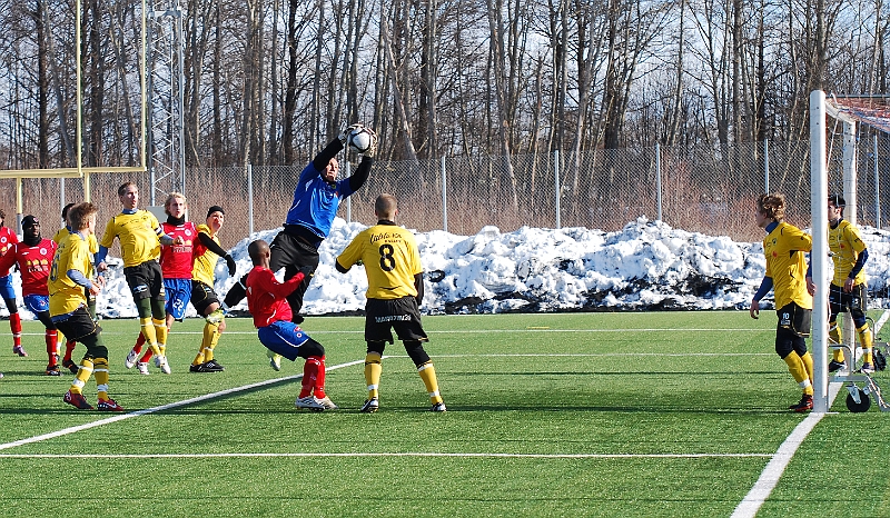 2011_0305_15.JPG - Almir Masinovic plockar in bollen efter en hörna