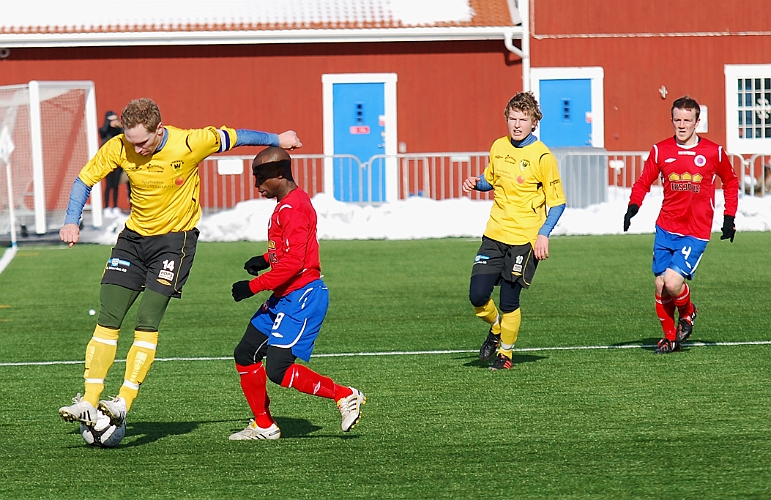 2011_0305_17.JPG - Mikael Wiker klackar bollen till Dervis Grabus