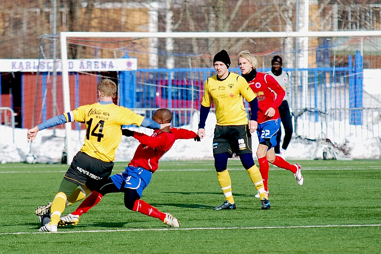 2011_0305_19.JPG - Mikael Wiker vinner en närkamp