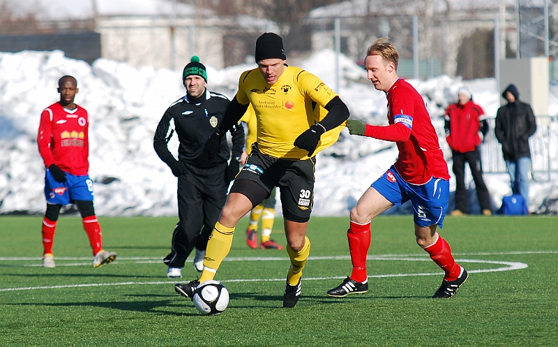 2011_0305_21.JPG - Andreas Karlsson försöker komma loss i dubbel bemärkelse