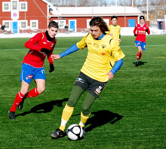 2011_0305_23.JPG - Rio Babovic med kontroll på bollen går mot straffområdet