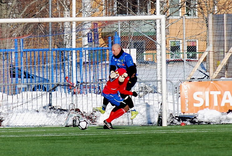 2011_0305_25.JPG - Almir Masinovic springer ihop med en Karlslunds forward