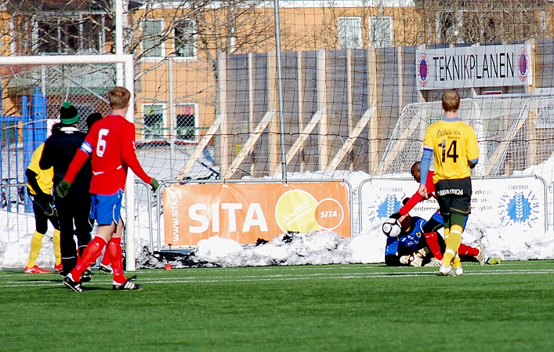 2011_0305_26.JPG - Domaren har blåst av för frispark till Södra