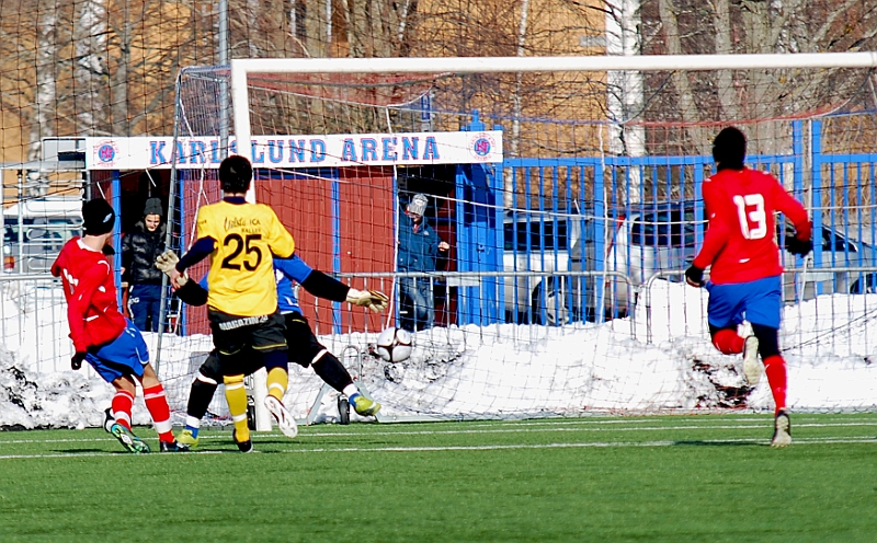 2011_0305_27.JPG - Karlslund utökar sin ledning till 3-0