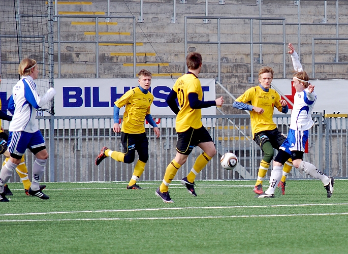 2011_0327_02.JPG - Rynninge tar ledningen med 1-0, bollen letar sig in i målet alldeles intill stolpen