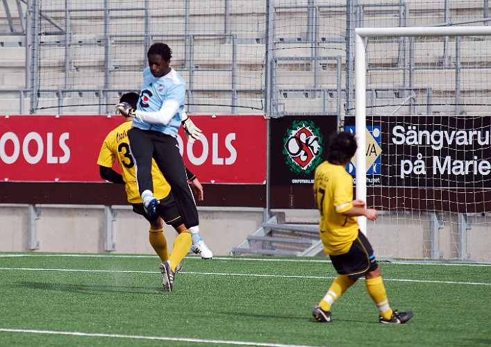 2011_0327_13.JPG - Målvakten sparkar bollen rakt på Andreas Karlsson, men bollen går tyvärr utanför målet
