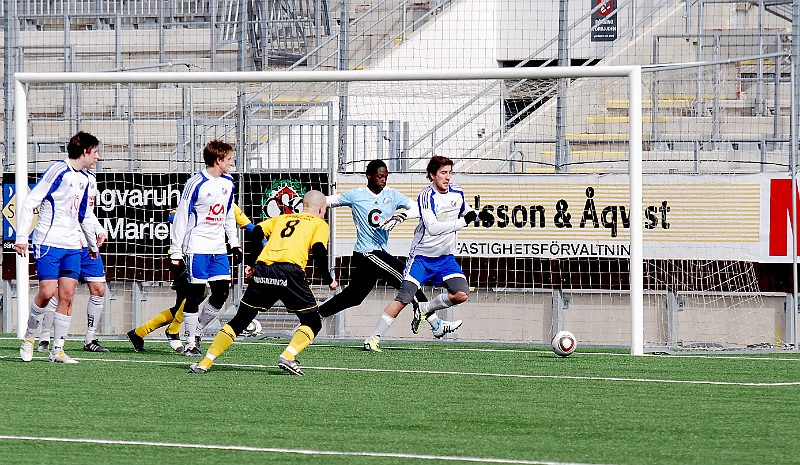 2011_0327_14.JPG - Ytterligare en farlig Södrachans efter en hörna