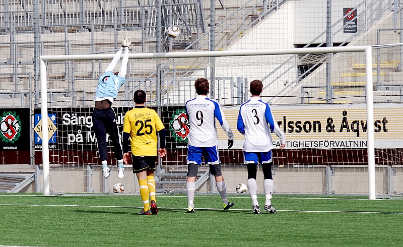 2011_0327_15.JPG - Rynningemålvakten tippar bollen över ribban efter en frispark från ca.25 m slagen av Mikael Wiker
