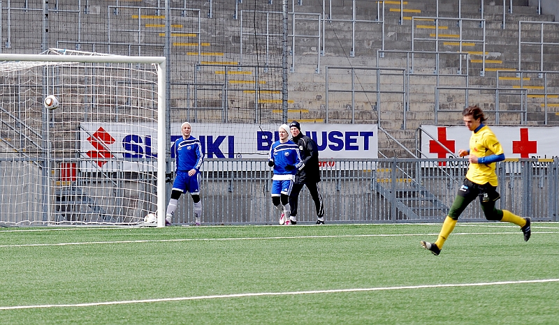 2011_0327_17.JPG - . . . . kvitterar till 2-2