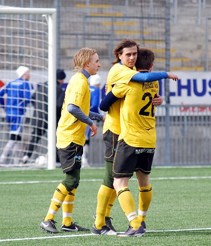 2011_0327_18.JPG - Målskytten Rio Babovic kramas om av glada Södraspelare