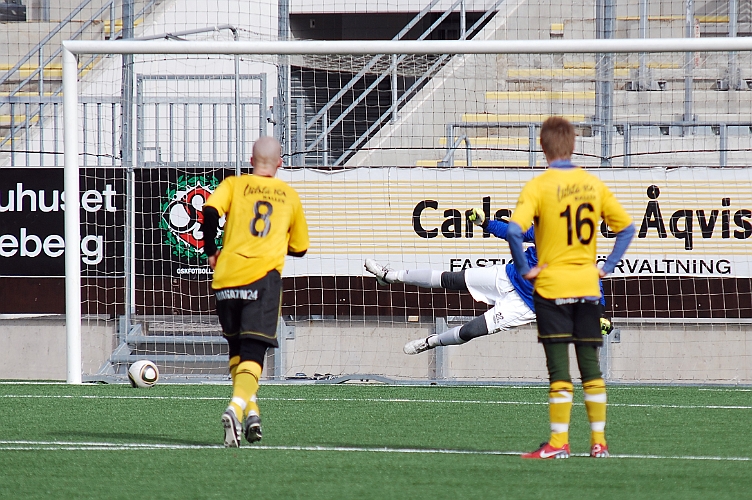 2011_0327_20.JPG - Rynninge utökar sin ledning på straff