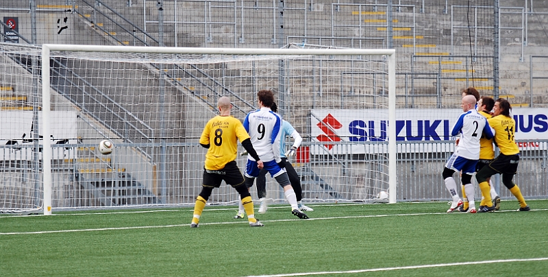 2011_0327_22.JPG - Frispark slagen av Jonas Hammarlun och bollen går strax utanför stolpen