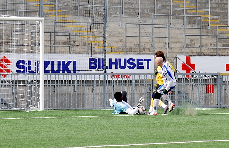 2011_0327_23.JPG - Emil Viborg är framme för ev. retur från målvakten