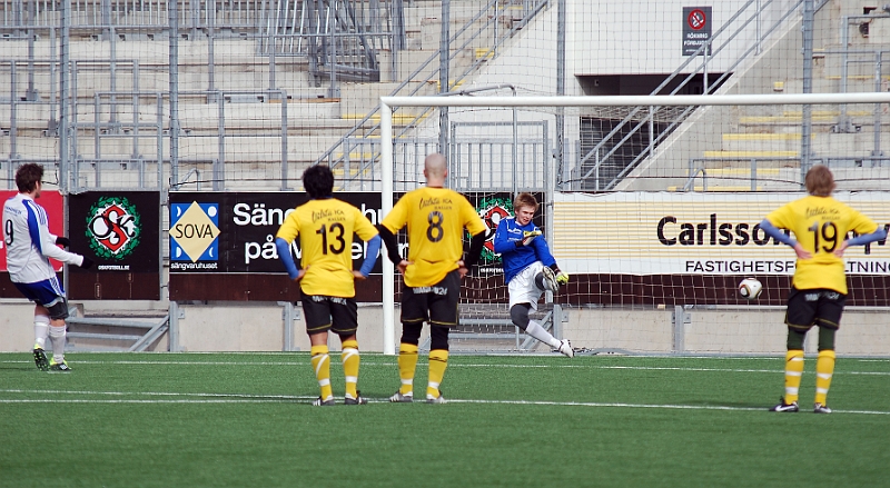 2011_0327_25.JPG - Rynninge fastställer slutresultatet till 8-3 på straff i 90:e minuten