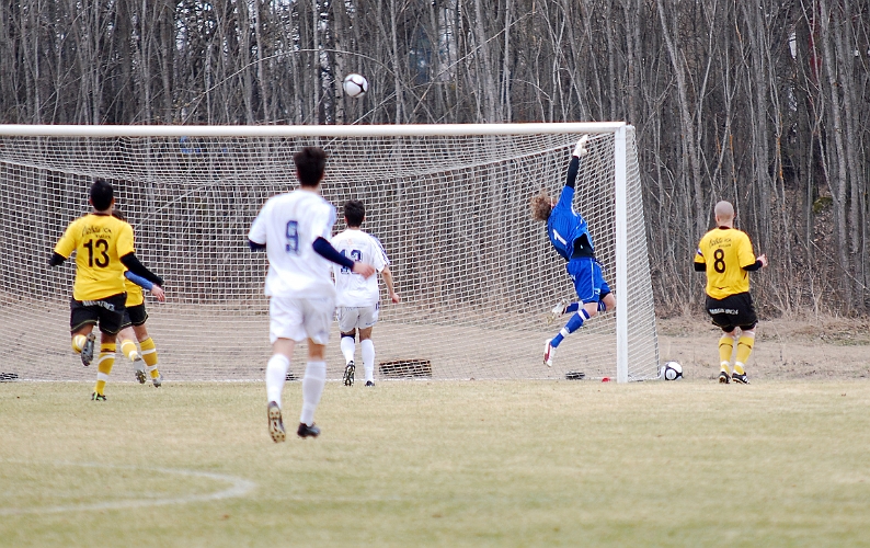 2011_0416_02.JPG - Bosna öppnar starkt och får en hörna i första anfallet