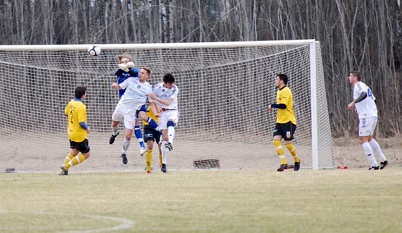 2011_0416_03.JPG - Södra's målvakt får gå upp och boxa undan bollen