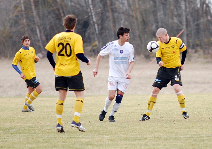 2011_0416_06.JPG - Gustav Gustavsson försöker att nicka undan bollen