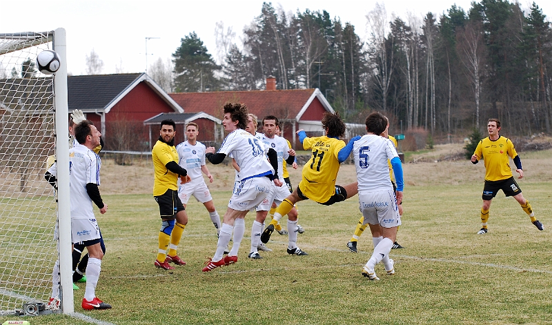 2011_0416_09.JPG - Nära ett kvitteringsmål för Södra, men försvararen nickar bollen strax utanför sitt eget kryss