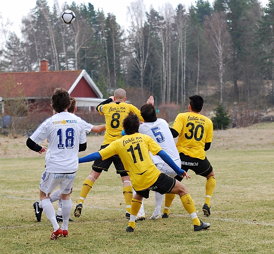 2011_0416_10.JPG - Gustav Gustavsson går upp mot bollen för att nicka mot mål