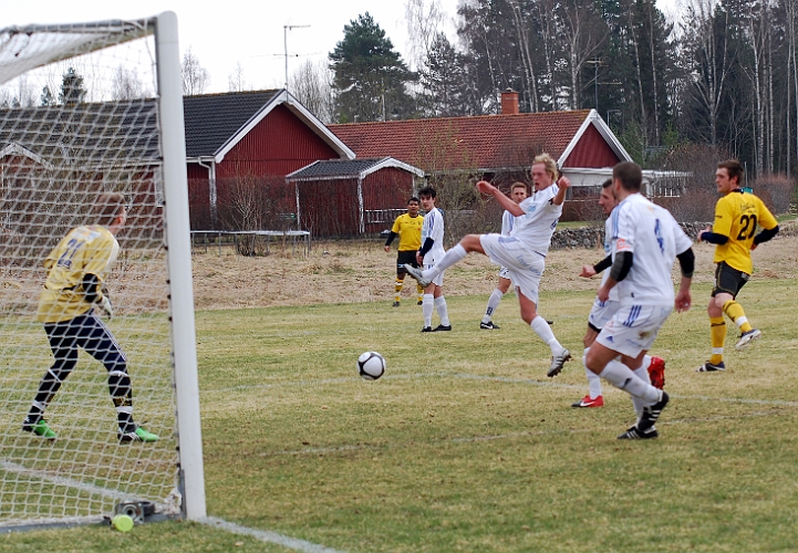 2011_0416_11.JPG - Jonas Hammarlunds frispark går rakt i burgavelns insida och Södra har kvitterat till 1-1