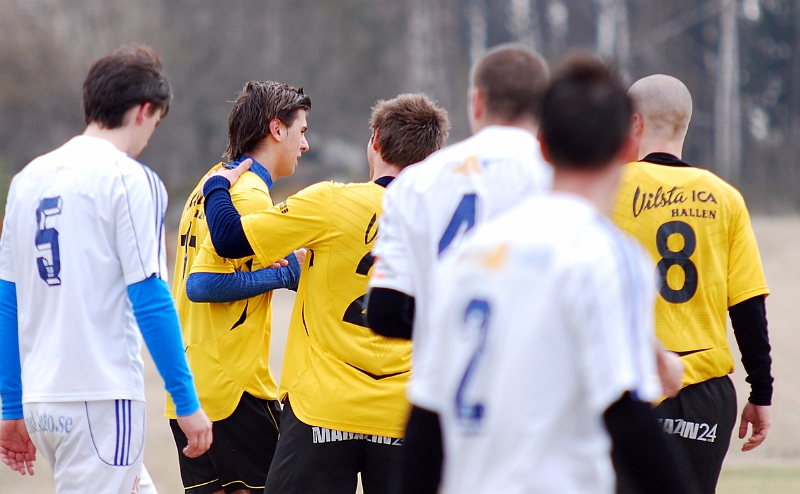 2011_0416_14.JPG - Dennis Jansson är framme och gratulerar målskytten Rio Babovic