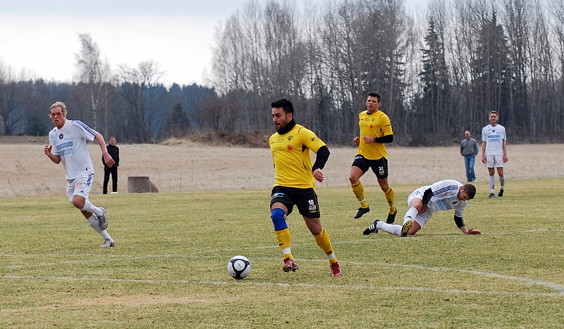 2011_0416_15.JPG - Arton Bekaj har friläge mot mål . . . .