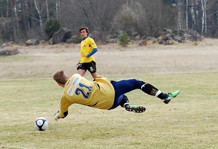 2011_0416_16.JPG - . . . . men Bosnamålvakten gör en bra räddning på skottet