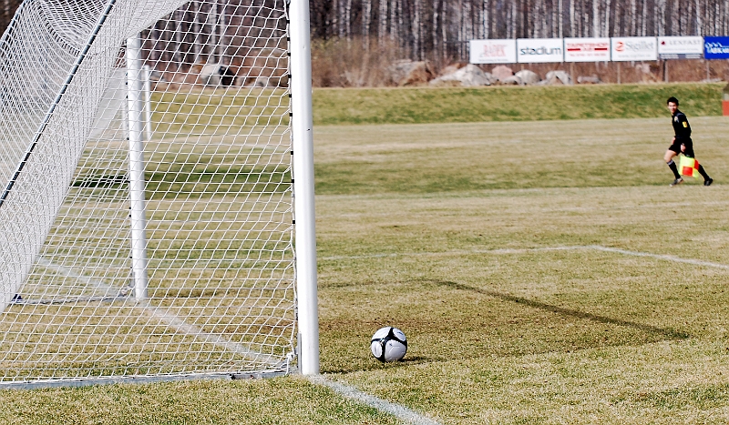 2011_0416_23.JPG - En förlupen passning från Dennis Jansson letar sig hela vägen mot målet . . . .