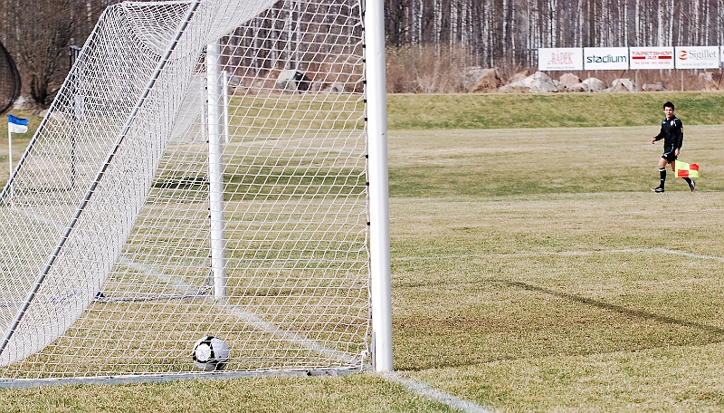 2011_0416_24.JPG - . . . . och bollen går precis innanför stolpen och det betyder 4-1 till Södra