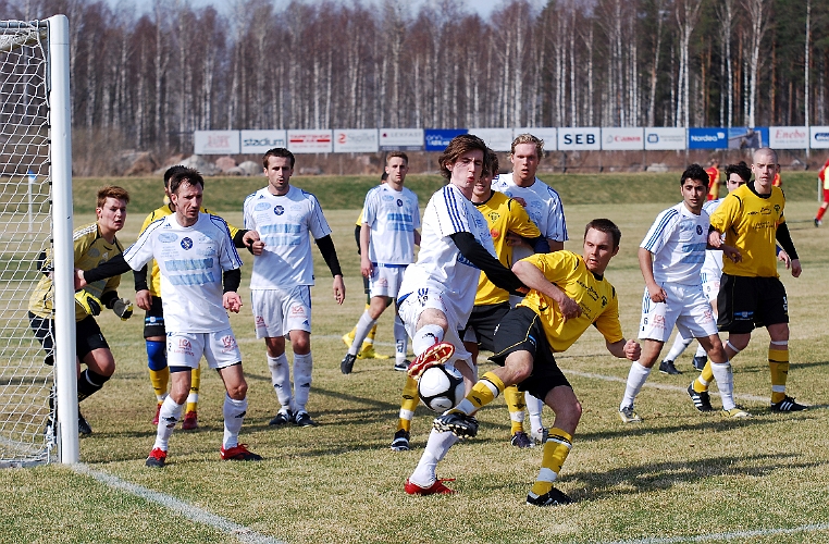 2011_0416_30.JPG - "Putte" Palmqvist i närkamp om bollen efter en hörna
