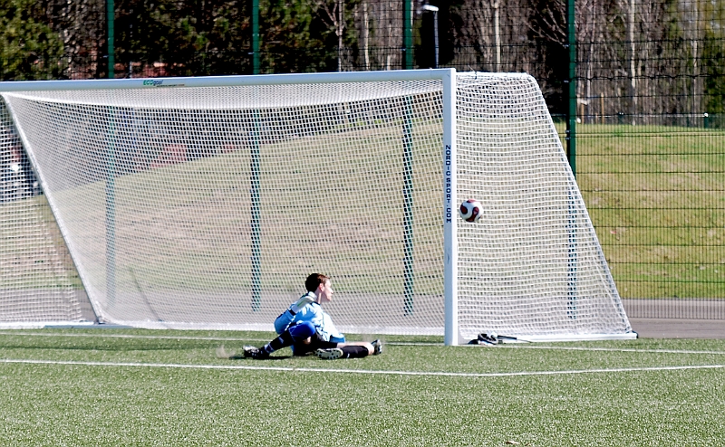 2011_0425_01.JPG - Ett långskott som överraskade Sala målvakten och bollen höll på att gå i mål