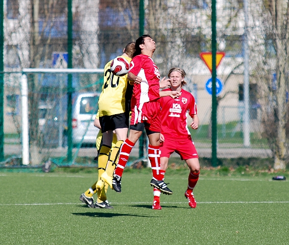 2011_0425_02.JPG - Kristoffer Kullander i nickduell på mittplan