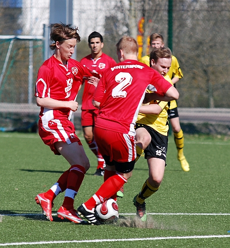 2011_0425_04.JPG - Jesper Dahlström i närkamp om bollen med Salaförsvarare
