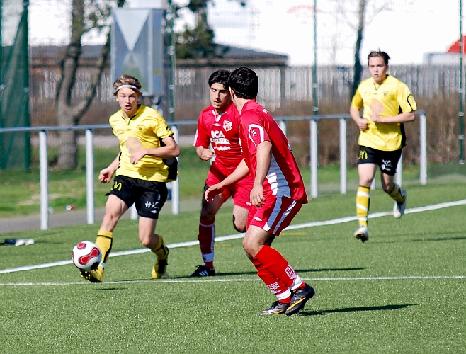 2011_0425_05.JPG - Simon Borell sätter fart på kanten