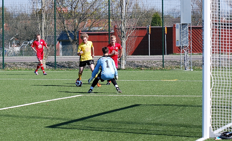 2011_0425_06.JPG - Brandon Wade i bra läge men målvakten gör en fin räddning