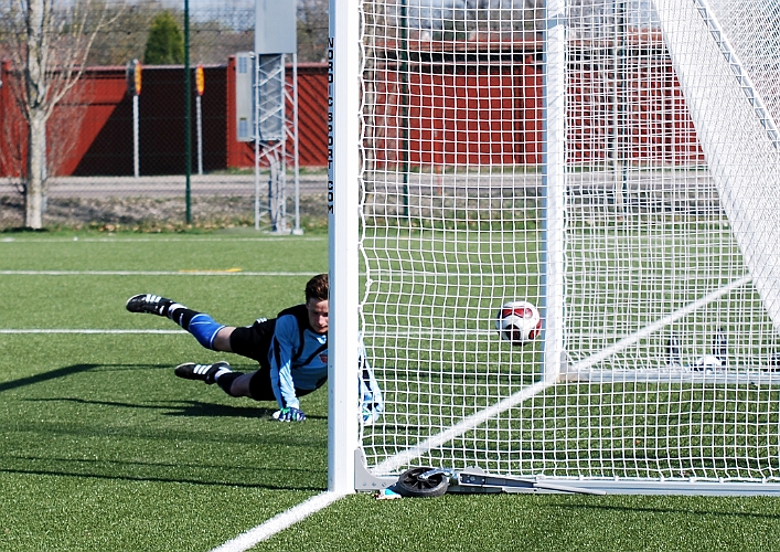 2011_0425_09.JPG - . . . . och bollen går snyggt in i mål, Södra har kvitterat till 1-1 genom Mack