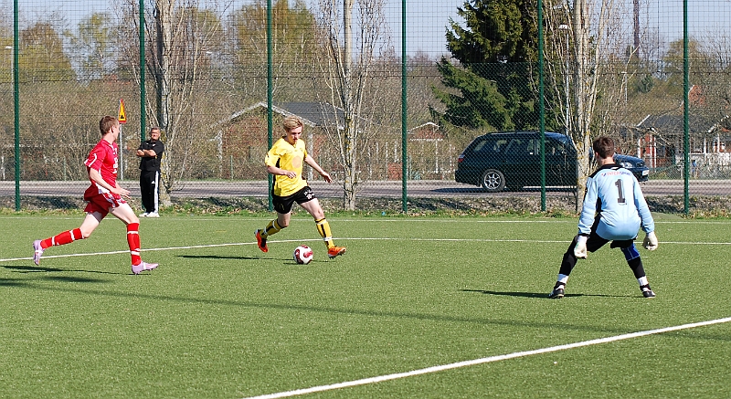 2011_0425_10.JPG - Brandon Wade i bra läge men målvakten räddar ännu en gång