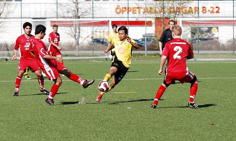 2011_0425_11.JPG - Mack skjuter från distans