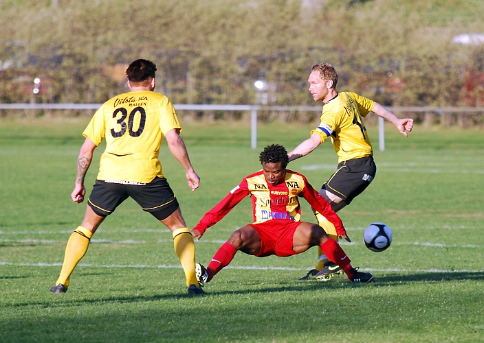 2011_0429_02.JPG - Hård kamp om bollen på mittfältet redan från start