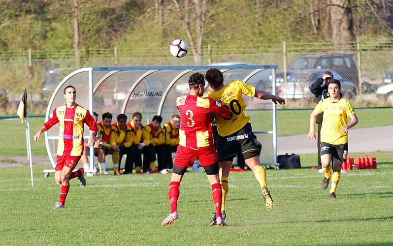 2011_0429_04.JPG - Andreas Karlsson försöker att få tag på bollen