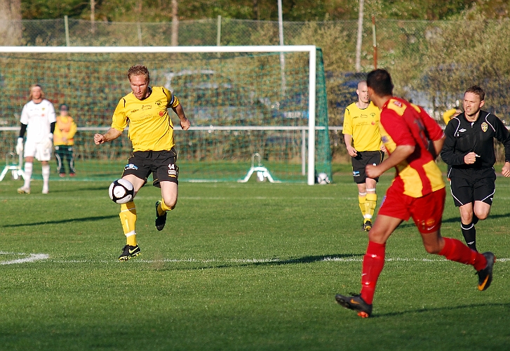2011_0429_05.JPG - Mikael Wiker tar emot bollen och sätter fart framåt