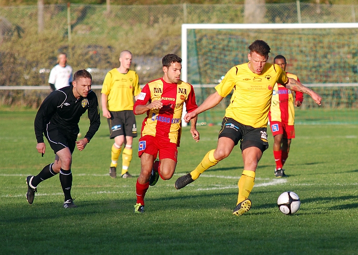 2011_0429_08.JPG - Domaren är verkligen med i matchen när Andreas Karlsson dribblar med bollen