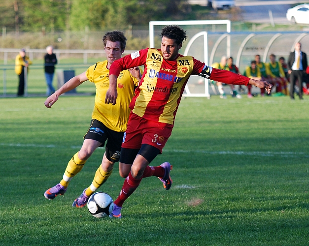 2011_0429_09.JPG - Syrianska mittbacken hinner precis före Dennis Jansson och spelar undan bollen