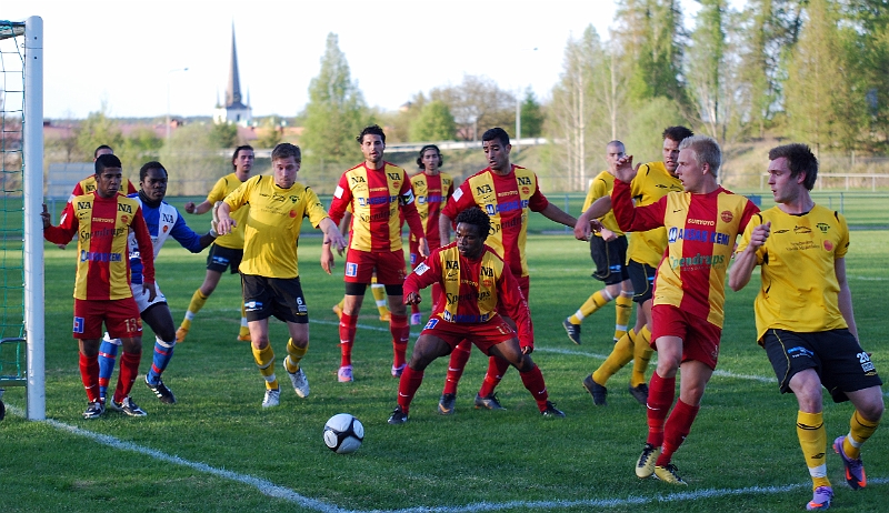 2011_0429_10.JPG - En Södrahörna men bollen går över kortlinjen till inspark