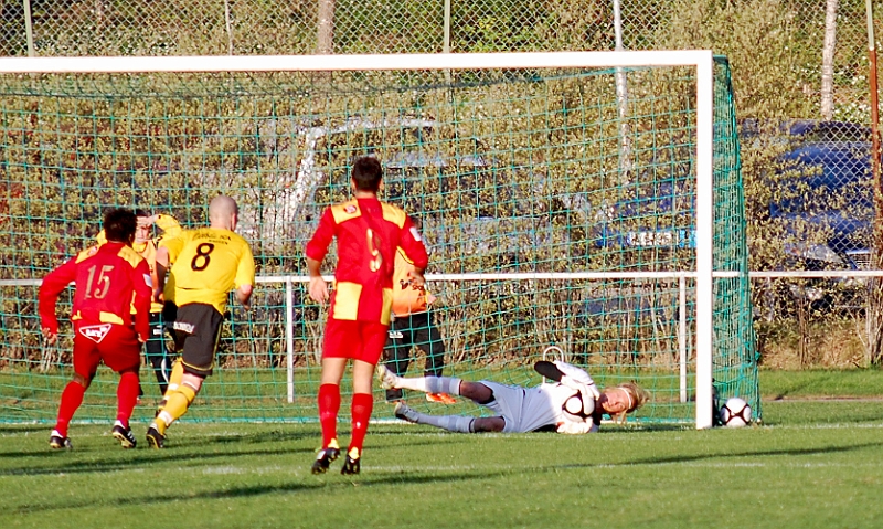 2011_0429_13.JPG - Nils Carlsson gör en kvalificerad räddning