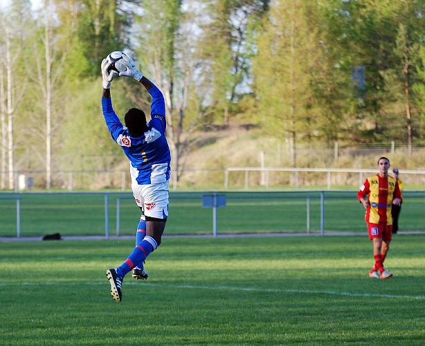 2011_0429_18.JPG - Målvakten greppar bollen