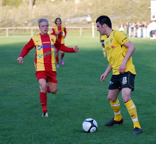 2011_0429_19.JPG - Mergim Bekaj utmanar sin back